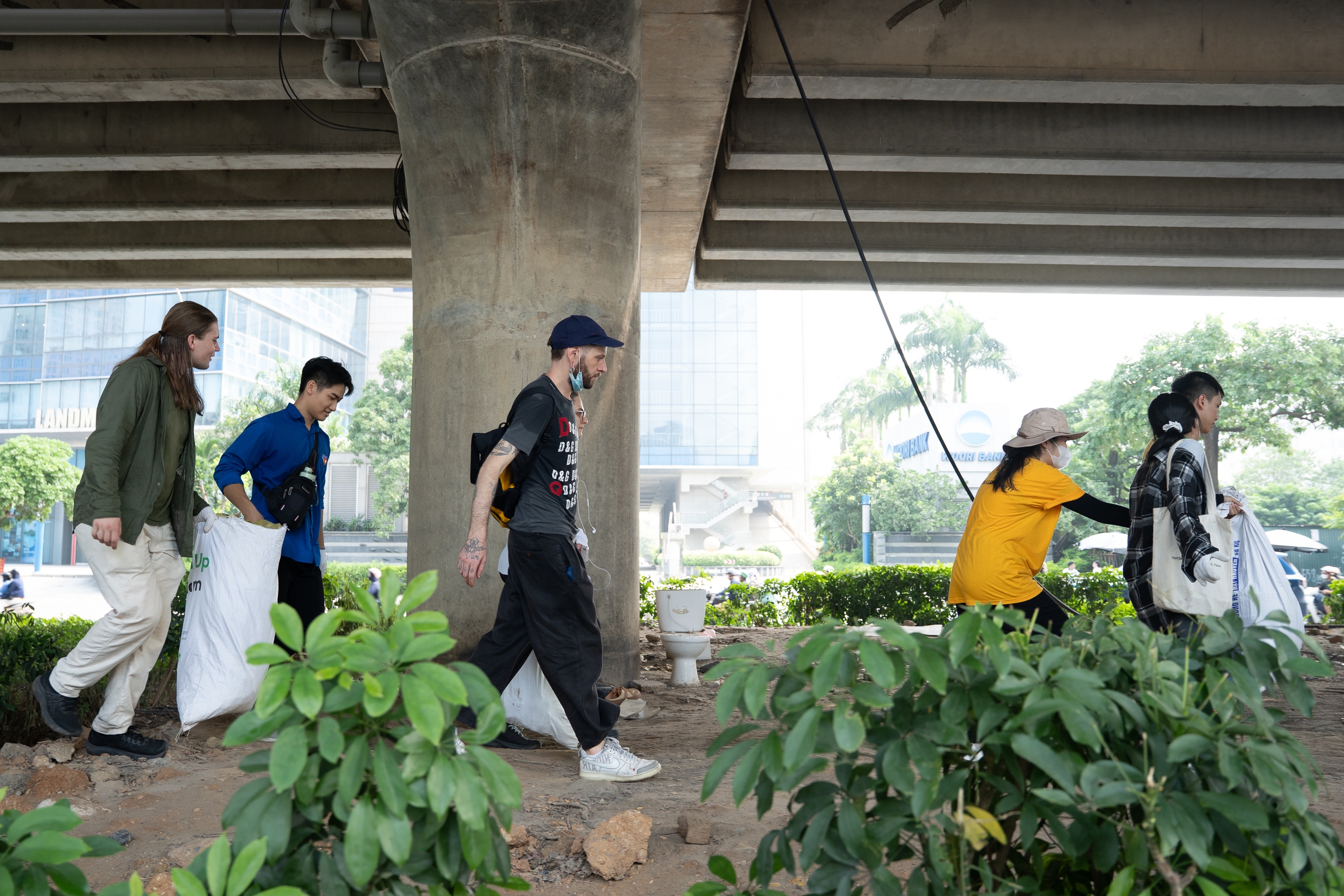 Người Việt, người nước ngoài thu gom hàng tấn rác thải trên đường phố- Ảnh 2. Người Việt, người nước ngoài thu gom hàng tấn rác thải trên đường phố- Ảnh 2.