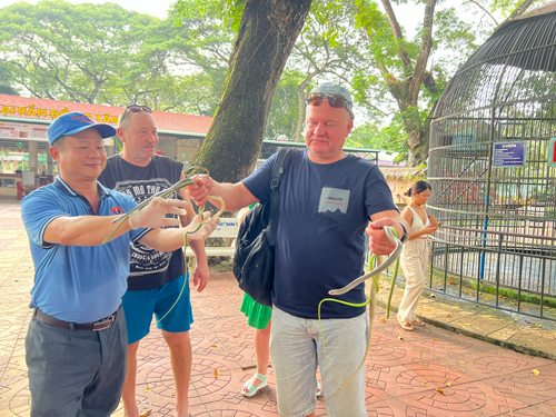 Du khách quốc tế tham quan Trại rắn Đồng Tâm Ảnh: CA LINH Du khách quốc tế tham quan Trại rắn Đồng Tâm Ảnh: CA LINH