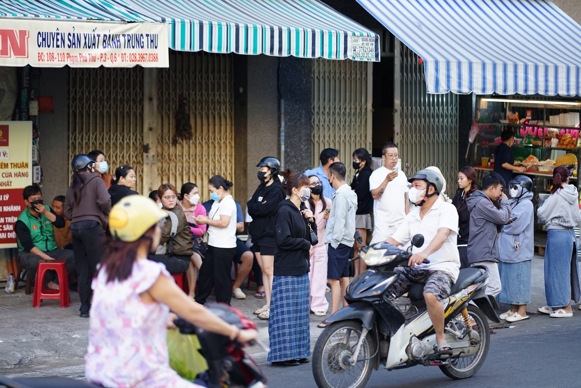 [CLIP] Thức từ 5 giờ sáng, xếp hàng 3 tiếng vẫn không kịp xếp hàng mua bánh Trung thu Phương Diêm Thuận tại TP.HCM- Ảnh 2.