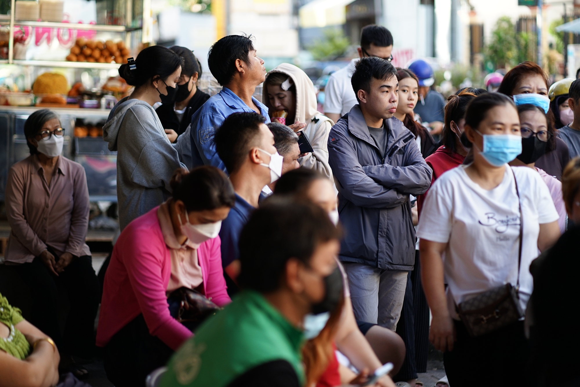 [CLIP] Thức từ 5 giờ sáng, xếp hàng 3 tiếng vẫn không kịp xếp hàng mua bánh Trung thu Phương Diêm Thuận tại TP.HCM- Ảnh 3.