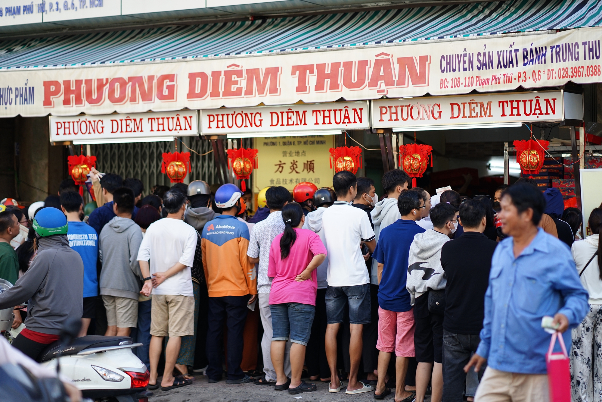 [CLIP] Thức từ 5 giờ sáng, xếp hàng 3 tiếng vẫn không kịp xếp hàng mua bánh Trung thu Phương Diêm Thuận tại TP.HCM- Ảnh 4.