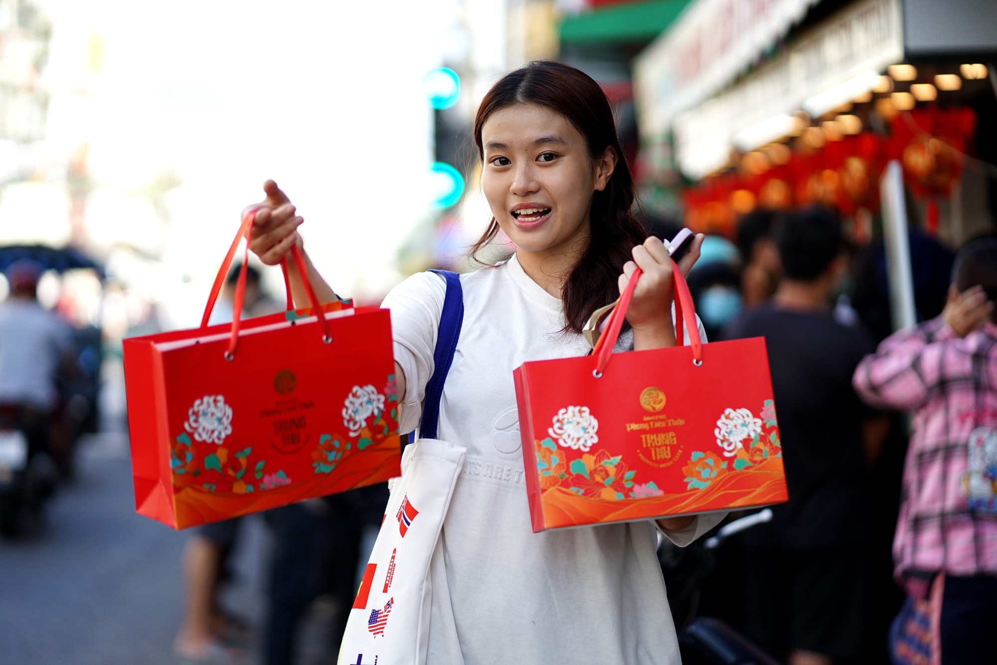 [CLIP] Thức từ 5 giờ sáng, xếp hàng 3 tiếng vẫn không kịp xếp hàng mua bánh Trung thu Phương Diêm Thuận tại TP.HCM- Ảnh 8.