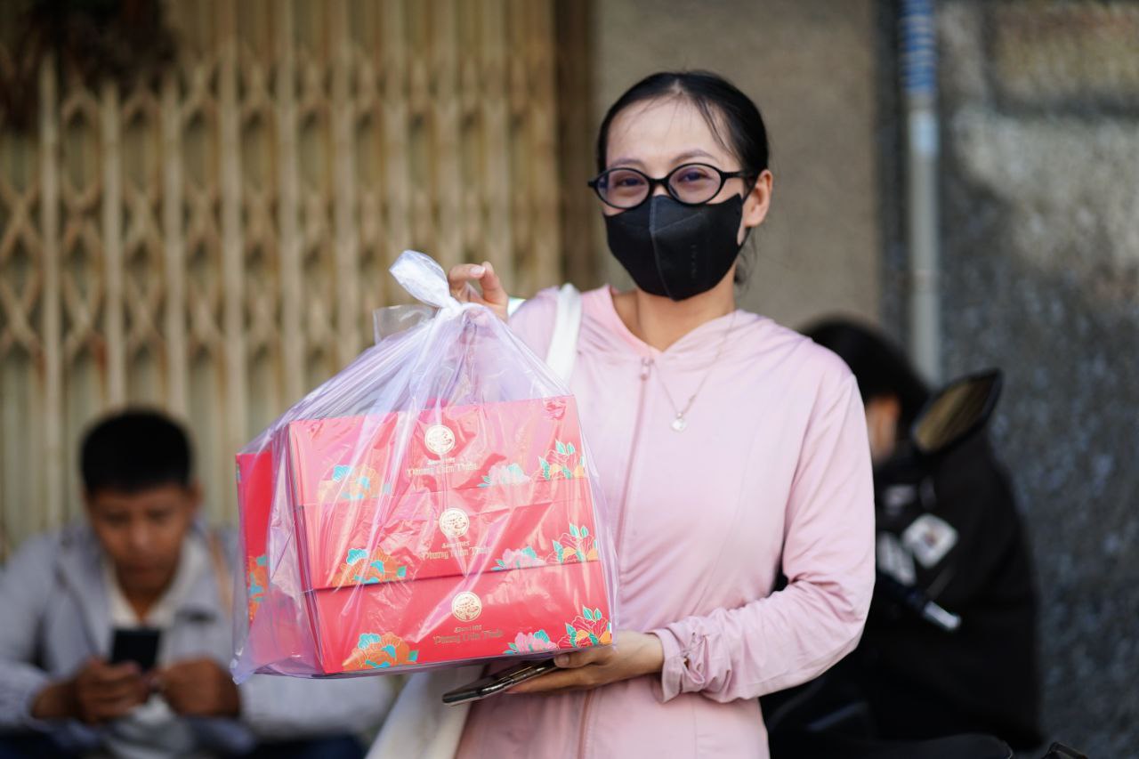 [CLIP] Thức từ 5 giờ sáng, xếp hàng 3 tiếng vẫn không kịp xếp hàng mua bánh Trung thu Phương Diêm Thuận tại TP.HCM- Ảnh 9.