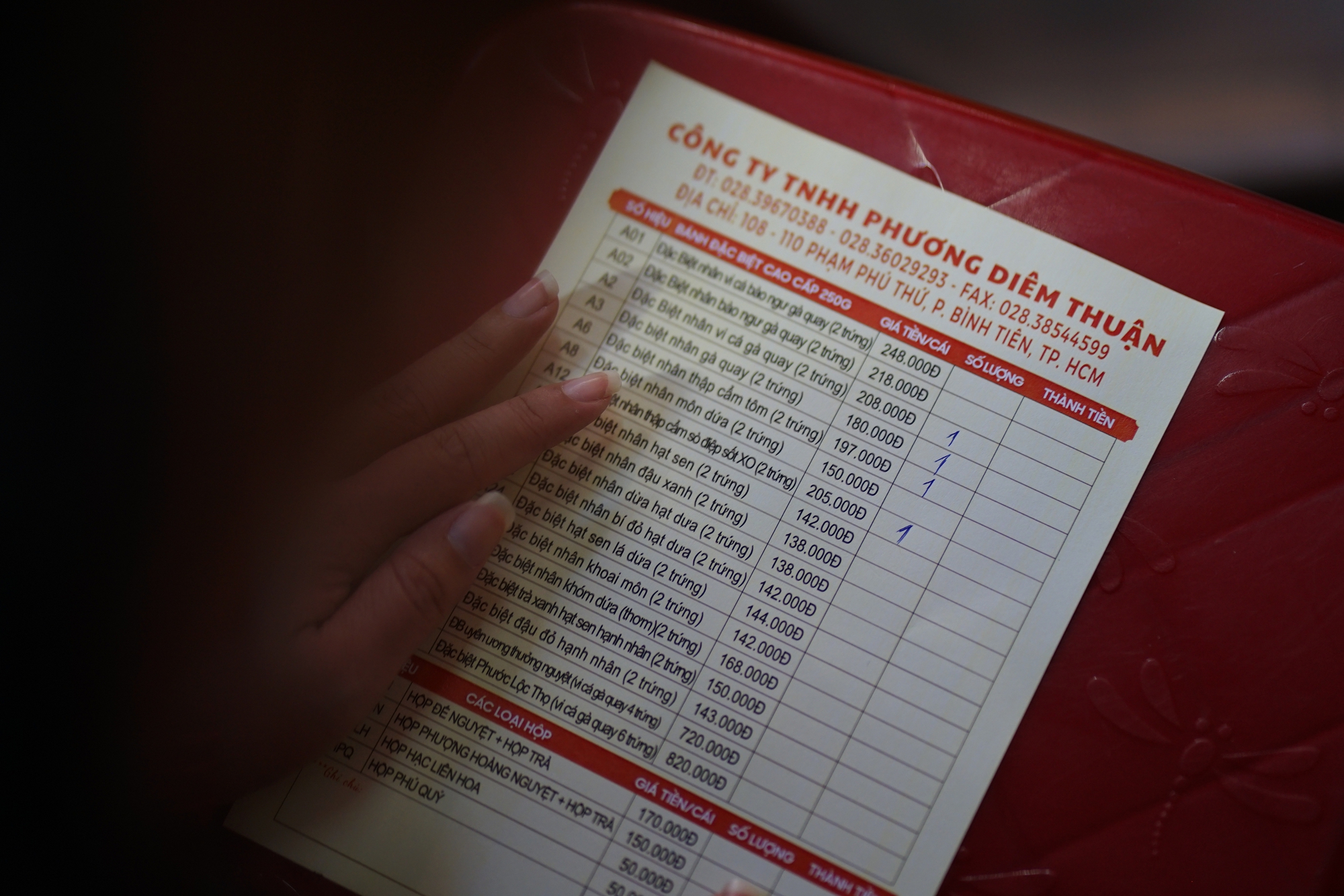 [CLIP] Thức từ 5 giờ sáng, xếp hàng 3 tiếng vẫn không kịp xếp hàng mua bánh Trung thu Phương Diêm Thuận tại TP.HCM- Ảnh 11.