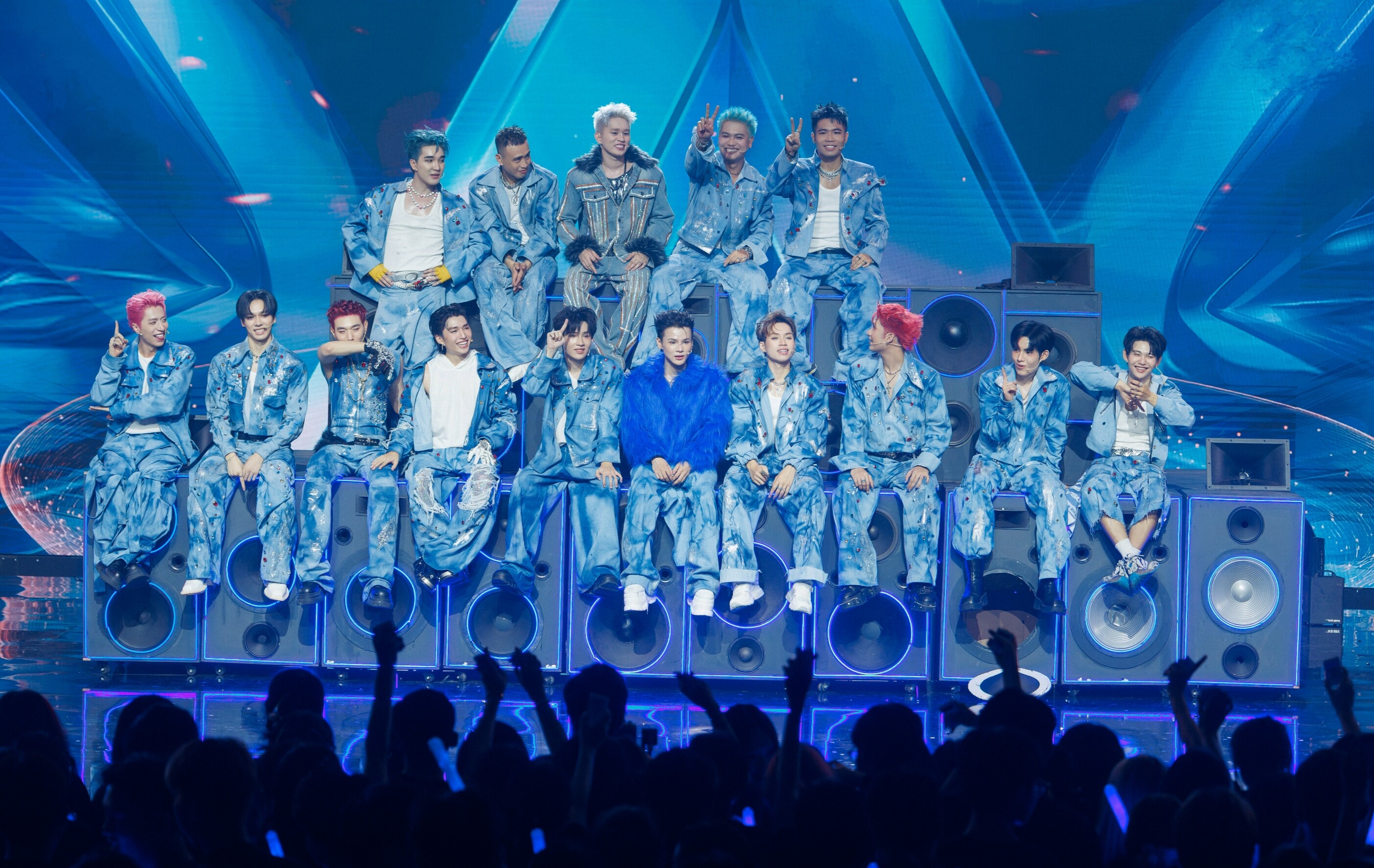 "Anh trai say hi 2025" tập 1: Đội Vũ Cát Tường chiến thắng, em trai Quang Hùng MasterD bị bệnh rối loạn thần kinh thực vật 7 Liên quân 1 sở hữu dàn rapper đình đám của Vbiz.