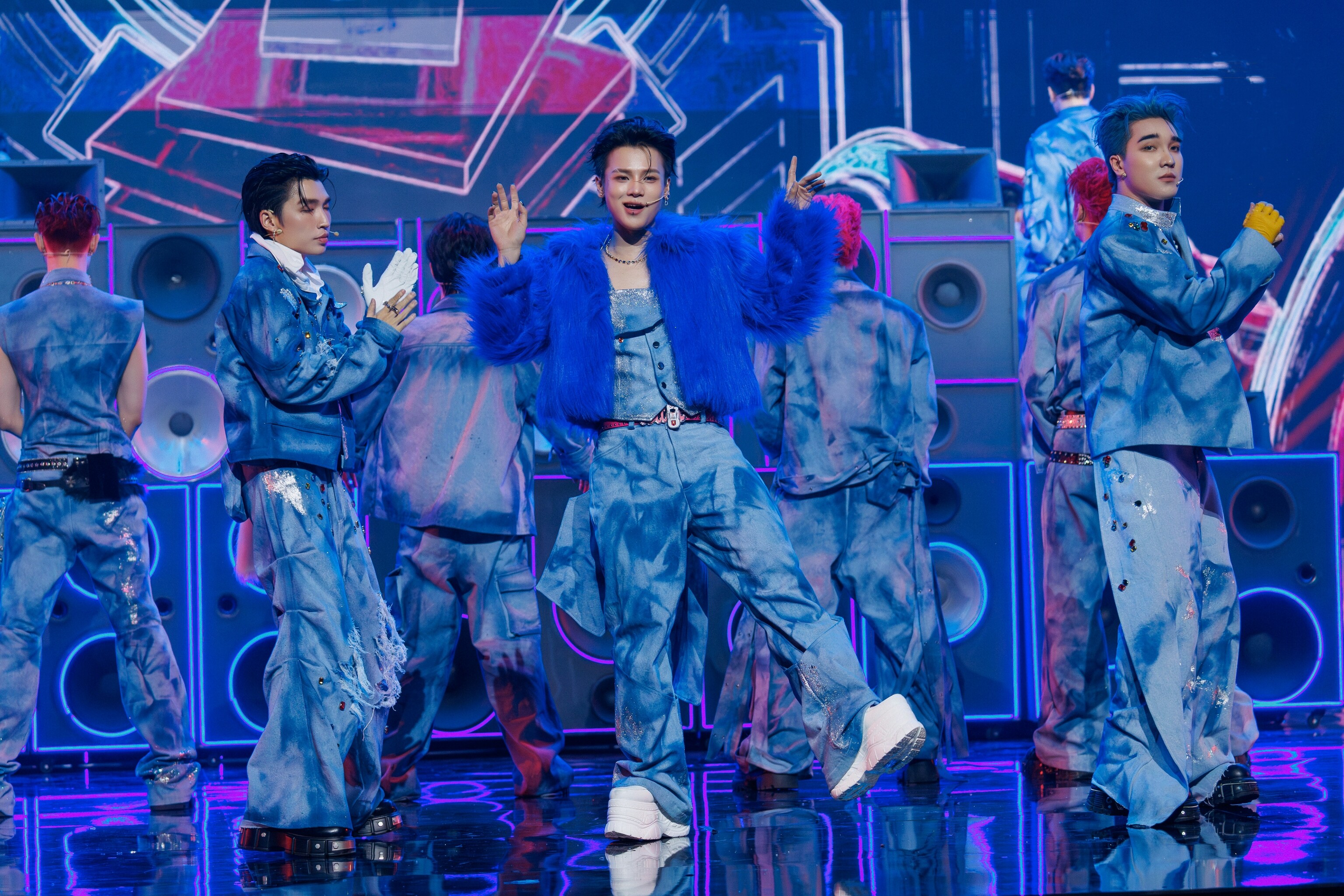 "Anh trai say hi 2025" tập 1: Đội Vũ Cát Tường chiến thắng, em trai Quang Hùng MasterD bị bệnh rối loạn thần kinh thực vật 8 Phần trình diễn của Liên quân 1 được khen ngợi bởi chia thời lượng biểu diễn đồng đều.