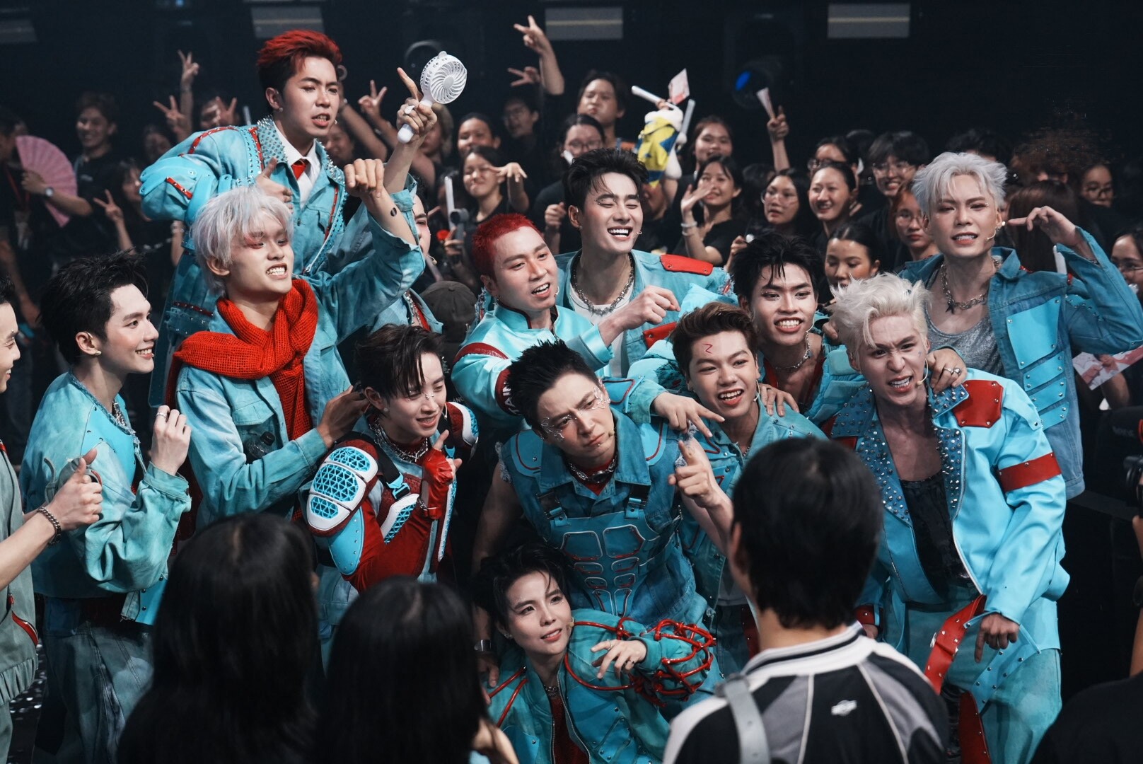 "Anh trai say hi 2025" tập 1: Đội Vũ Cát Tường chiến thắng, em trai Quang Hùng MasterD bị bệnh rối loạn thần kinh thực vật 9 Liên quân 2 giành chiến thắng với điểm số áp đảo.