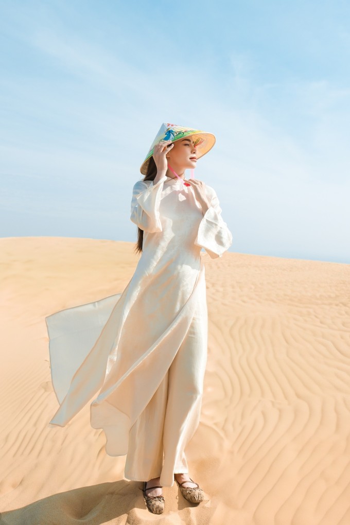 2 món bánh dân dã cứ về quê là Hồ Ngọc Hà nhắm mắt ăn luôn 4 Hồ Ngọc Hà tại đồi cát Quang Phú, Quảng Bình (cũ).