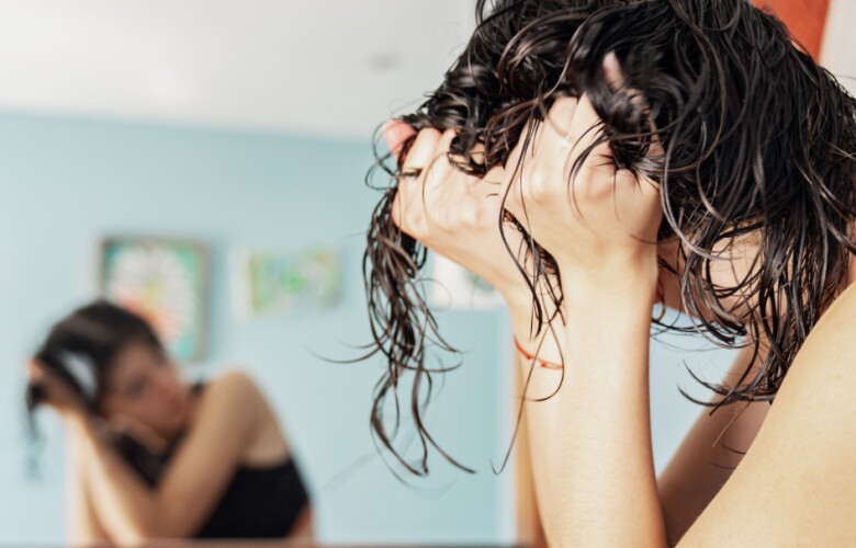 Gội đầu nhiều có làm rụng tóc? 14 bí quyết cổ truyền giúp phụ nữ tóc mọc dày, đen, bóng hơn cả dùng serum đắt tiền 3 Gội đầu nhiều có làm rụng tóc? 14 bí quyết cổ truyền giúp phụ nữ tóc mọc dày, đen, bóng hơn cả dùng serum đắt tiền - 3