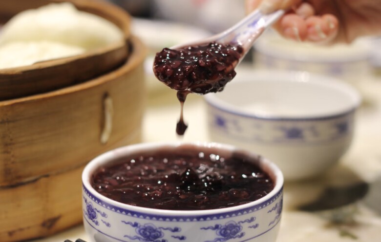 Gội đầu nhiều có làm rụng tóc? 14 bí quyết cổ truyền giúp phụ nữ tóc mọc dày, đen, bóng hơn cả dùng serum đắt tiền 5 Gội đầu nhiều có làm rụng tóc? 14 bí quyết cổ truyền giúp phụ nữ tóc mọc dày, đen, bóng hơn cả dùng serum đắt tiền - 5