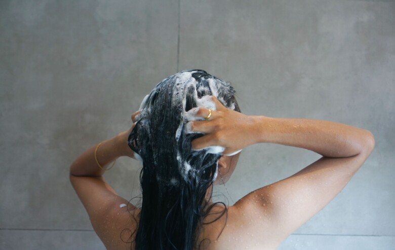 Gội đầu nhiều có làm rụng tóc? 14 bí quyết cổ truyền giúp phụ nữ tóc mọc dày, đen, bóng hơn cả dùng serum đắt tiền 10 Gội đầu nhiều có làm rụng tóc? 14 bí quyết cổ truyền giúp phụ nữ tóc mọc dày, đen, bóng hơn cả dùng serum đắt tiền - 10