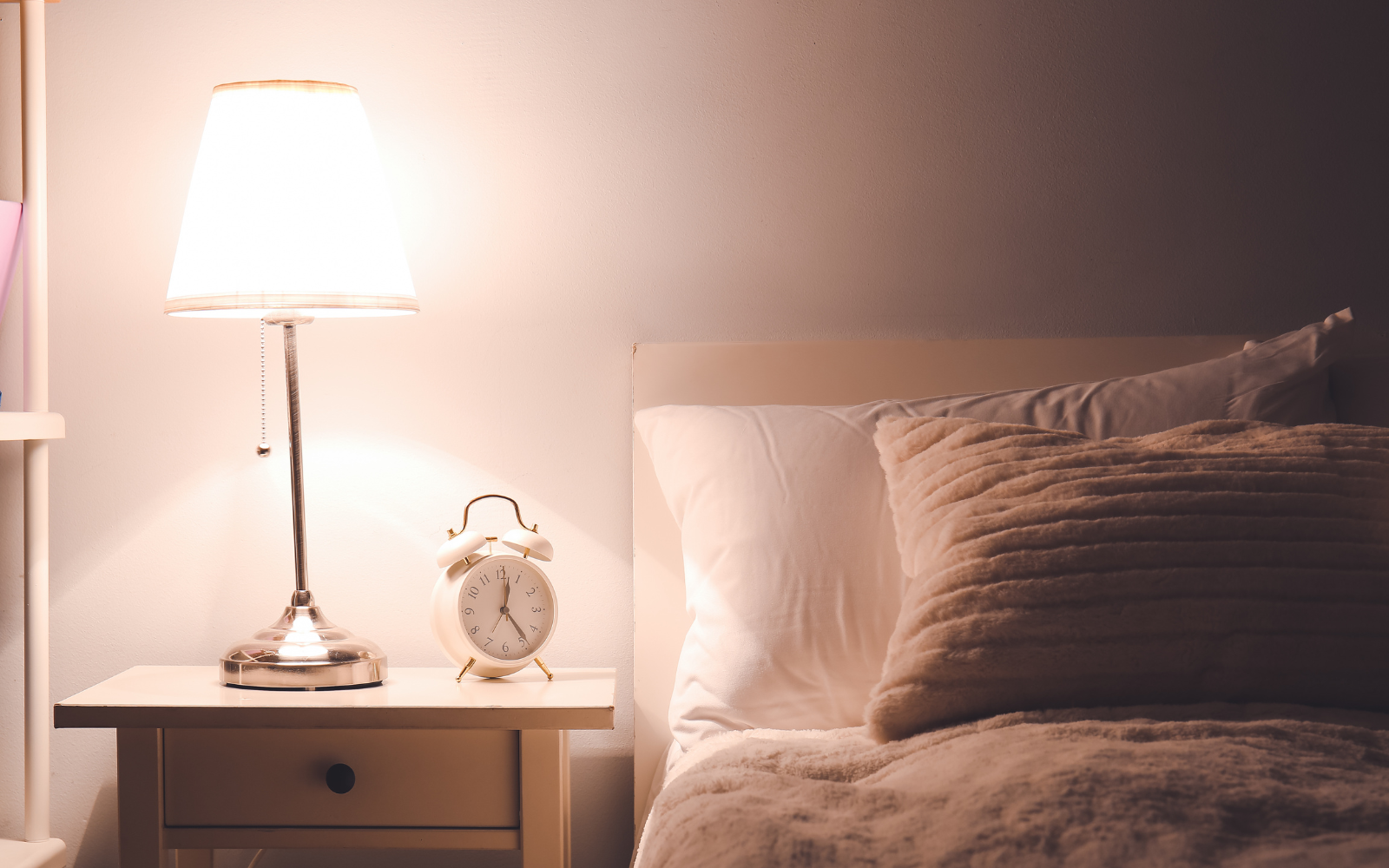 Đặt tủ đầu giường sai cách, phòng ngủ mất cân đối và tài vận cũng dễ “trôi tuột”- Ảnh 3.