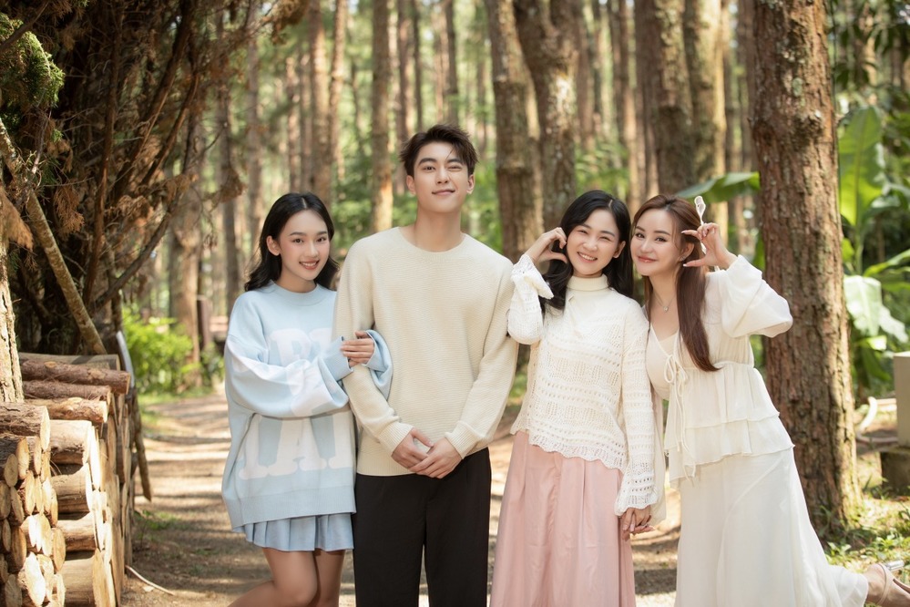 1758467669 356 Vy Oanh cham trai tim khan gia trong MV ballad