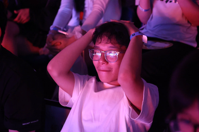 Fan TSW ôm đầu trước những pha giao tranh lỗi của đội nhà. Ảnh: Quỳnh Trần