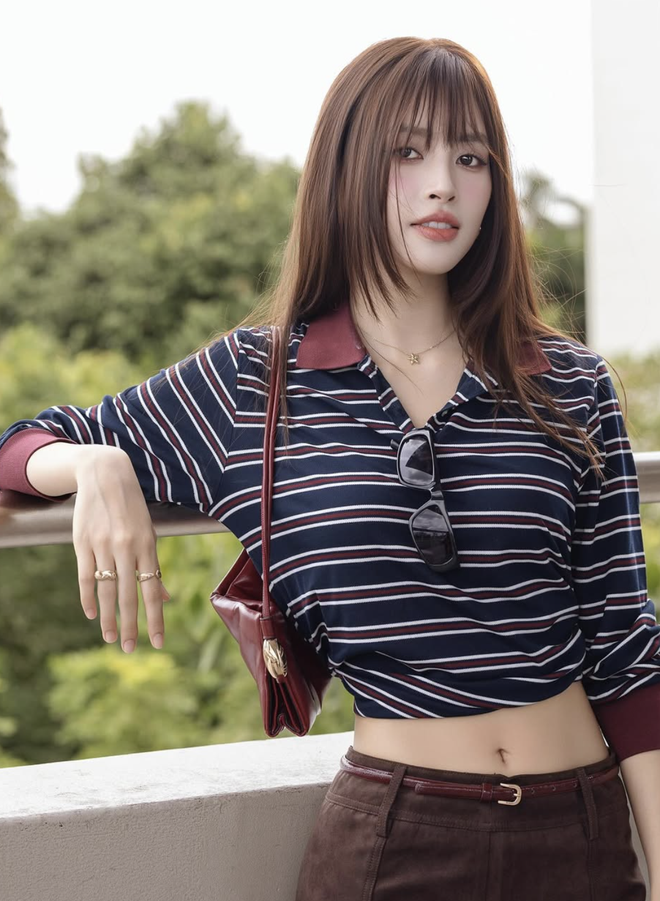 Áo kẻ ngang 'cứ mặc là đẹp' cho mọi hoàn cảnh- Ảnh 2. Áo kẻ ngang 'cứ mặc là đẹp' cho mọi hoàn cảnh- Ảnh 2.