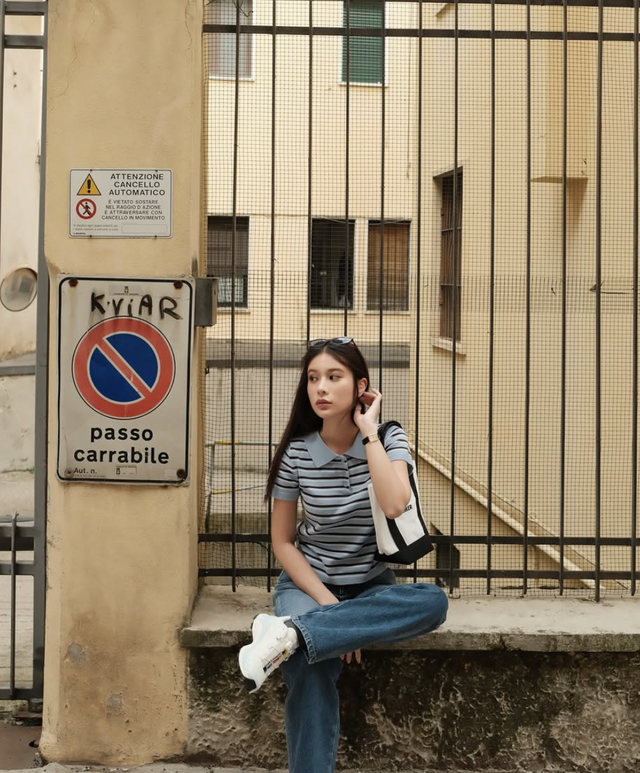 Áo kẻ ngang 'cứ mặc là đẹp' cho mọi hoàn cảnh- Ảnh 5. Áo kẻ ngang 'cứ mặc là đẹp' cho mọi hoàn cảnh- Ảnh 5.