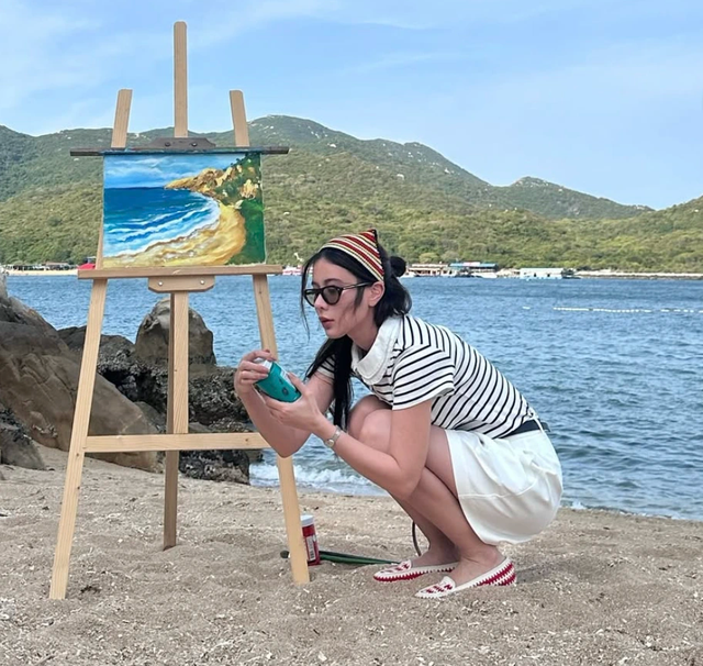 Áo kẻ ngang 'cứ mặc là đẹp' cho mọi hoàn cảnh- Ảnh 6. Áo kẻ ngang 'cứ mặc là đẹp' cho mọi hoàn cảnh- Ảnh 6.