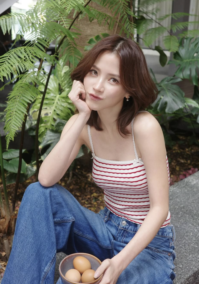 Áo kẻ ngang 'cứ mặc là đẹp' cho mọi hoàn cảnh- Ảnh 7. Áo kẻ ngang 'cứ mặc là đẹp' cho mọi hoàn cảnh- Ảnh 7.