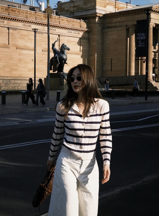 Áo kẻ ngang 'cứ mặc là đẹp' cho mọi hoàn cảnh- Ảnh 8. Áo kẻ ngang 'cứ mặc là đẹp' cho mọi hoàn cảnh- Ảnh 8.