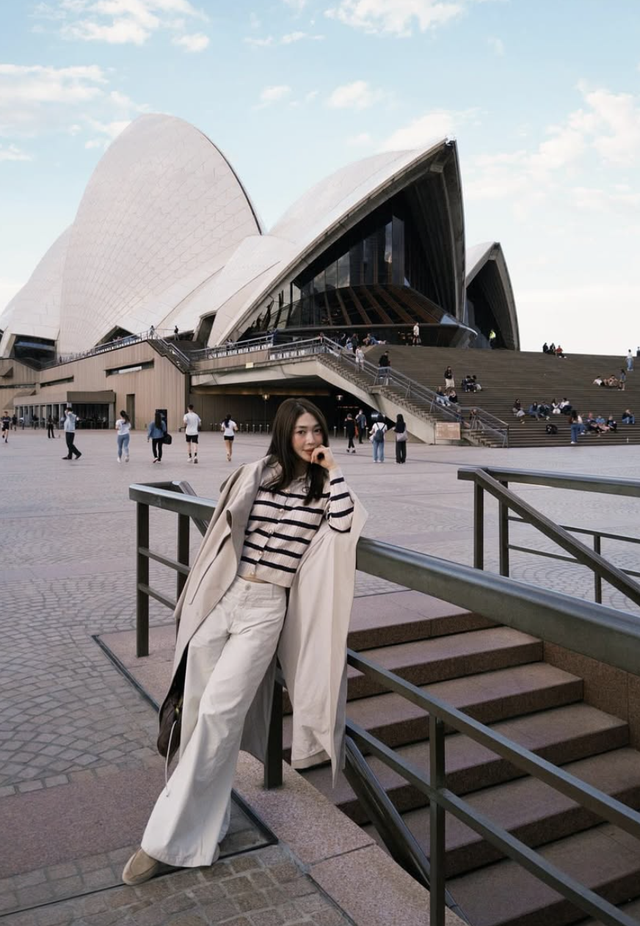 Áo kẻ ngang 'cứ mặc là đẹp' cho mọi hoàn cảnh- Ảnh 9. Áo kẻ ngang 'cứ mặc là đẹp' cho mọi hoàn cảnh- Ảnh 9.