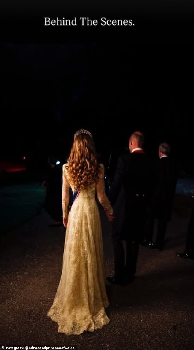 Mái tóc của Kate được ví biểu tượng của sự thanh lịch vương giả 3 Mái tóc của Vương phi Kate nhìn từ phía sau.