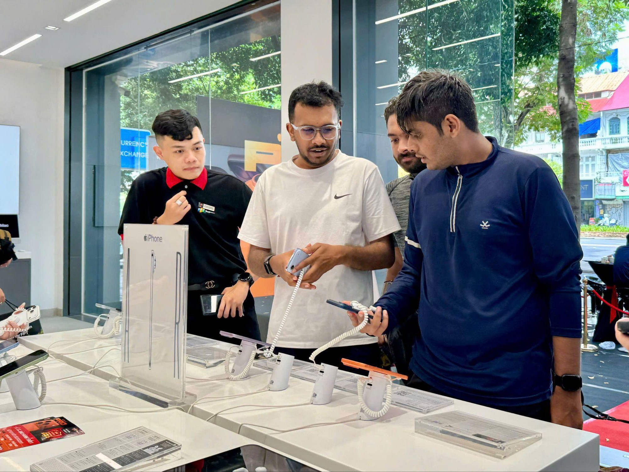 Mua ngay iPhone 17 và iPhone Air tại FPT Shop với ưu đãi lên đến 8 triệu đồng, bảo hành đến 17 tháng- Ảnh 3. Mua ngay iPhone 17 và iPhone Air tại FPT Shop với ưu đãi lên đến 8 triệu đồng, bảo hành đến 17 tháng- Ảnh 3.