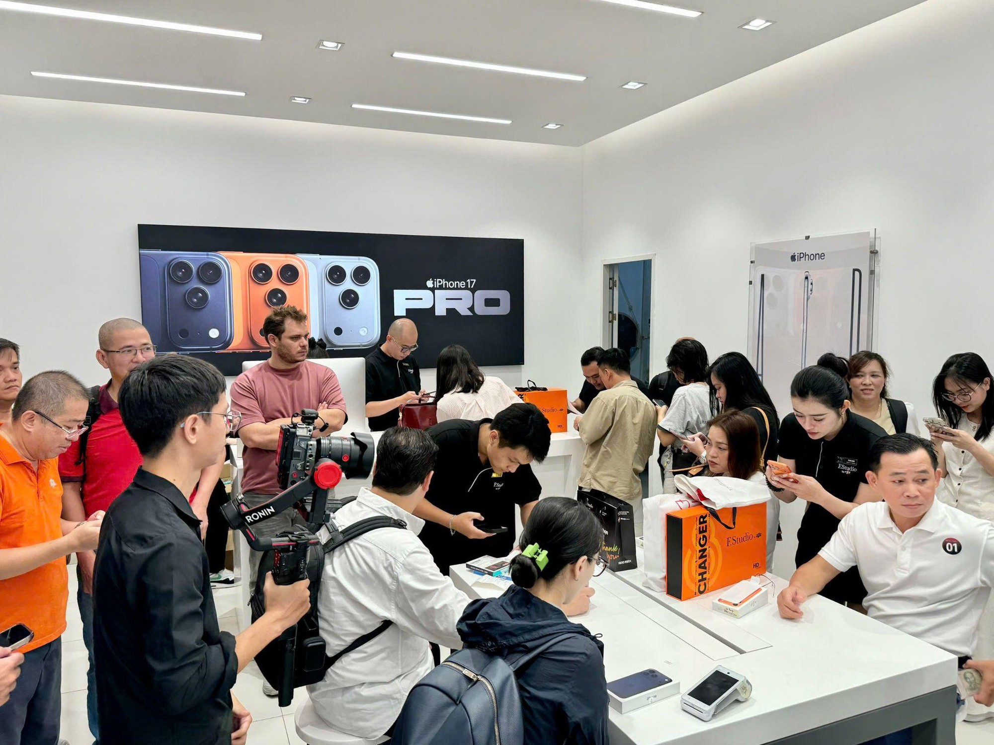 Mua ngay iPhone 17 và iPhone Air tại FPT Shop với ưu đãi lên đến 8 triệu đồng, bảo hành đến 17 tháng- Ảnh 4. Mua ngay iPhone 17 và iPhone Air tại FPT Shop với ưu đãi lên đến 8 triệu đồng, bảo hành đến 17 tháng- Ảnh 4.