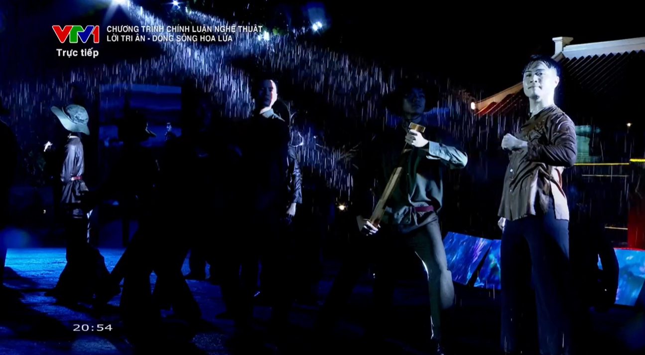 Lần "tái xuất" gây xúc động của MC Lại Văn Sâm 3 Các nghệ sĩ trẻ tái hiện lại khung cảnh ở bến phà Long Đại năm xưa.