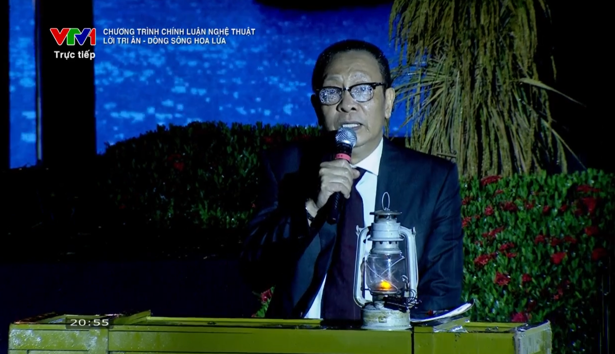 Lần "tái xuất" gây xúc động của MC Lại Văn Sâm 4 Gương mặt lẫn quần áo của nhà báo Lại Văn Sâm ướt sũng nước.