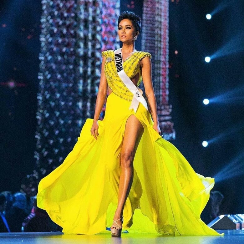 Loạt trang tin quốc tế vui mừng khi Hoa hậu H'Hen Niê sinh con, mong ái nữ sau này "phục thù" cho mẹ ở "Miss Universe" 6 H’Hen Niê nhận được nhiều sự yêu mến khi tham gia “Miss Universe 2018”.