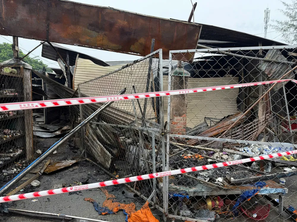 Đến trưa ngày 22-9, khu vực vẫn đang được lực lượng chức năng phong tỏa để khám nghiệm, điều tra. Ảnh: HT chay-cho-xuan-thoi-son-nhieu-ki-ot-bi-thieu-rui-09.jpg