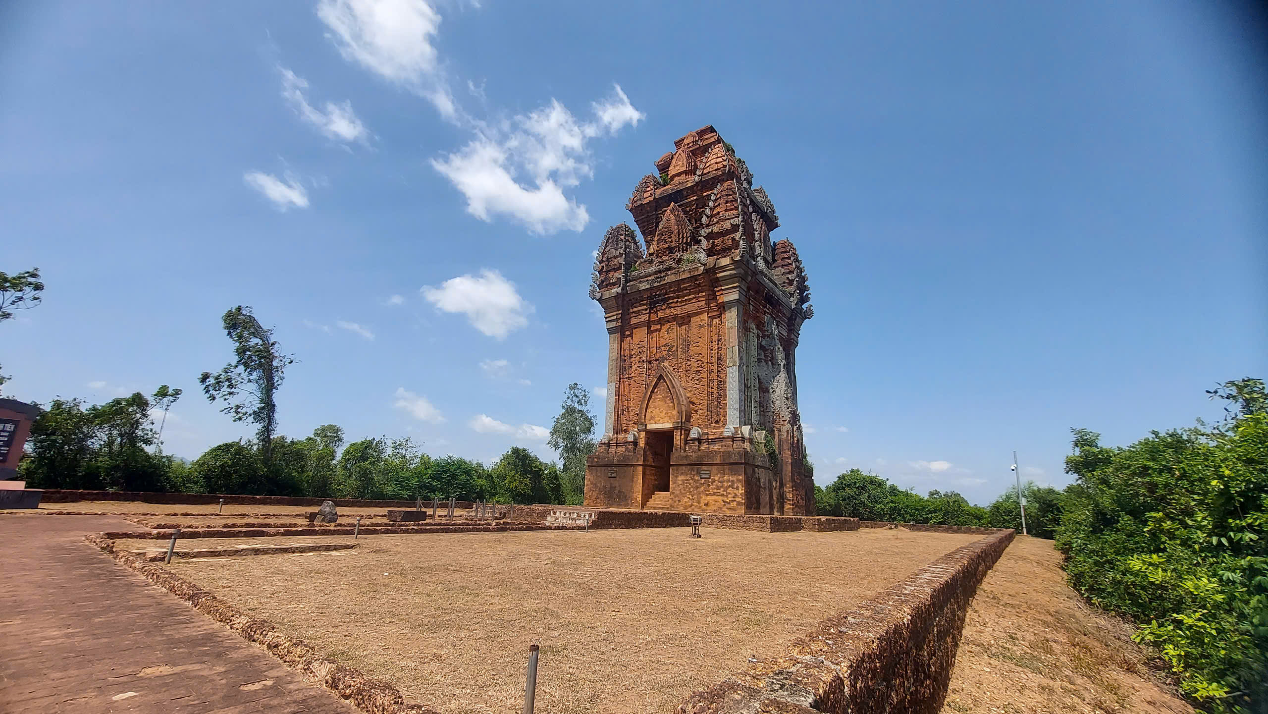 Đến Gia Lai ngắm tháp Cánh Tiên, thăm thành Hoàng Đế- Ảnh 5. Đến Gia Lai ngắm tháp Cánh Tiên, thăm thành Hoàng Đế- Ảnh 5.
