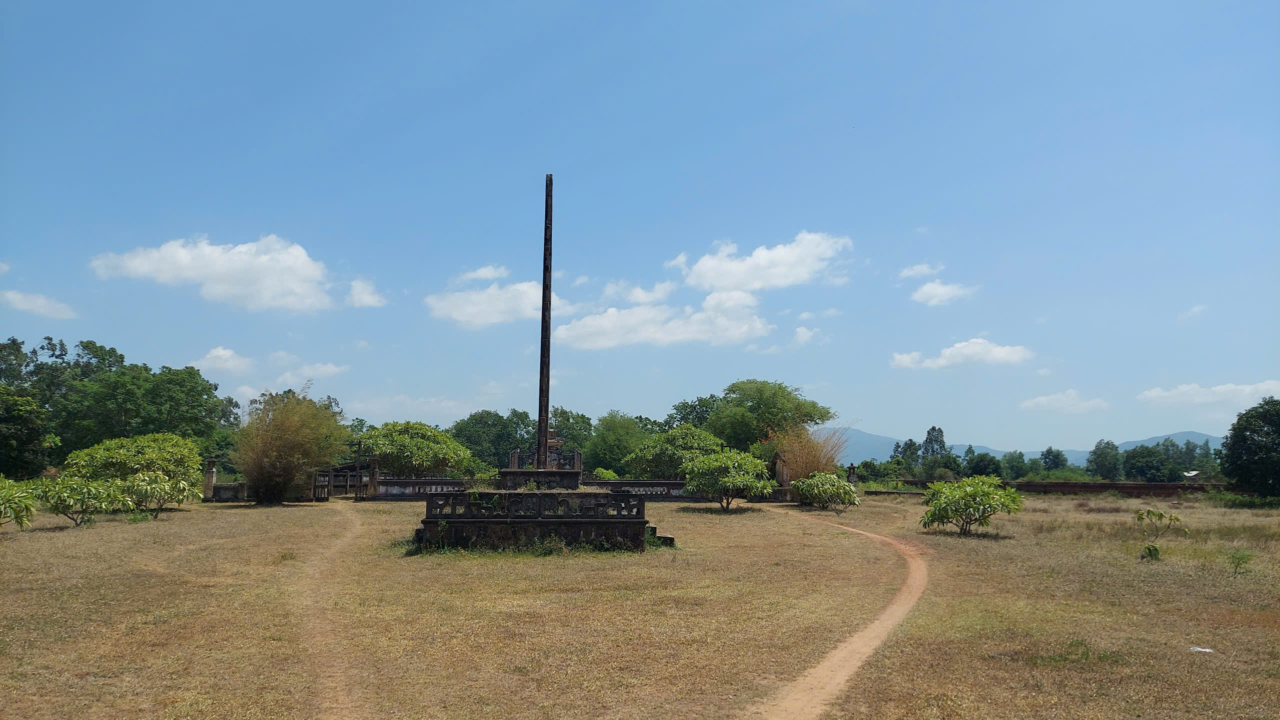 Đến Gia Lai ngắm tháp Cánh Tiên, thăm thành Hoàng Đế- Ảnh 7. Đến Gia Lai ngắm tháp Cánh Tiên, thăm thành Hoàng Đế- Ảnh 7.