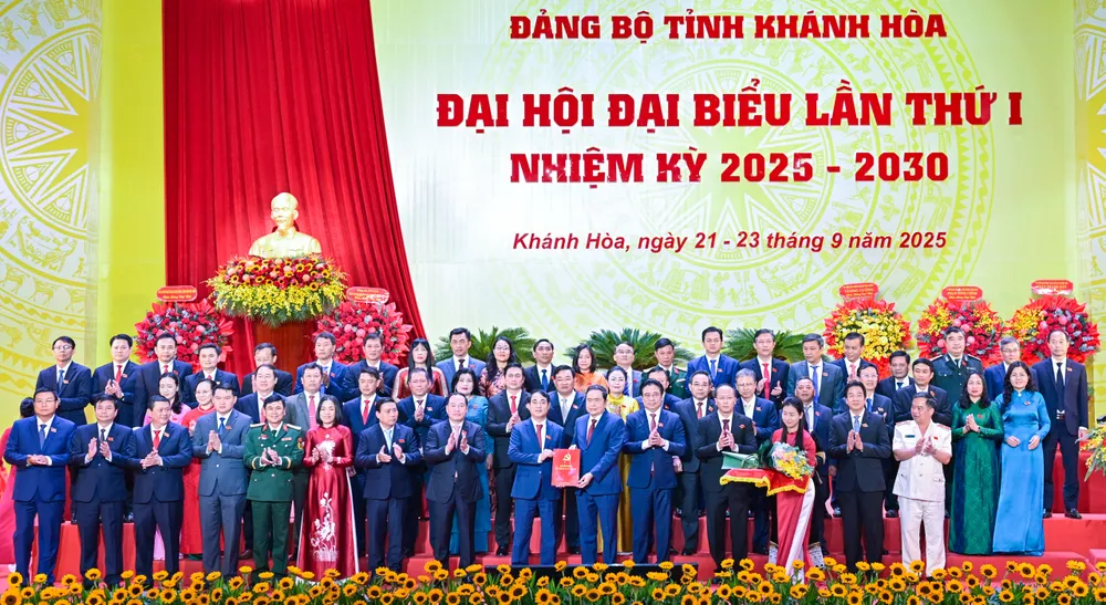 Chủ tịch Quốc hội trao quyết định của Bộ Chính trị về công tác cán bộ cho lãnh đạo Tỉnh ủy Khánh Hòa. Ảnh: AB Bộ Chính trị chỉ định ông Nghiêm Xuân Thành làm Bí thư Tỉnh ủy Khánh Hòa