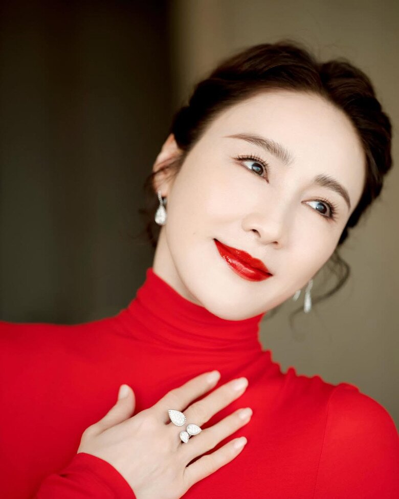 U55 vẫn là “đệ nhất mỹ nhân TVB” nhờ áp dụng 4 nguyên tắc khi ăn, mê mẩn 1 loại nước từ hạt nhỏ xíu 6 Lê Tư không chỉ là biểu tượng nhan sắc mà còn là minh chứng sống cho sự kỷ luật và tinh thần yêu bản thân. Những nguyên tắc ăn uống khoa học, thói quen vận động đều đặn cùng sự lạc quan đã giúp cô duy trì vị thế “mỹ nhân bất bại” của làng giải trí Hồng Kông.