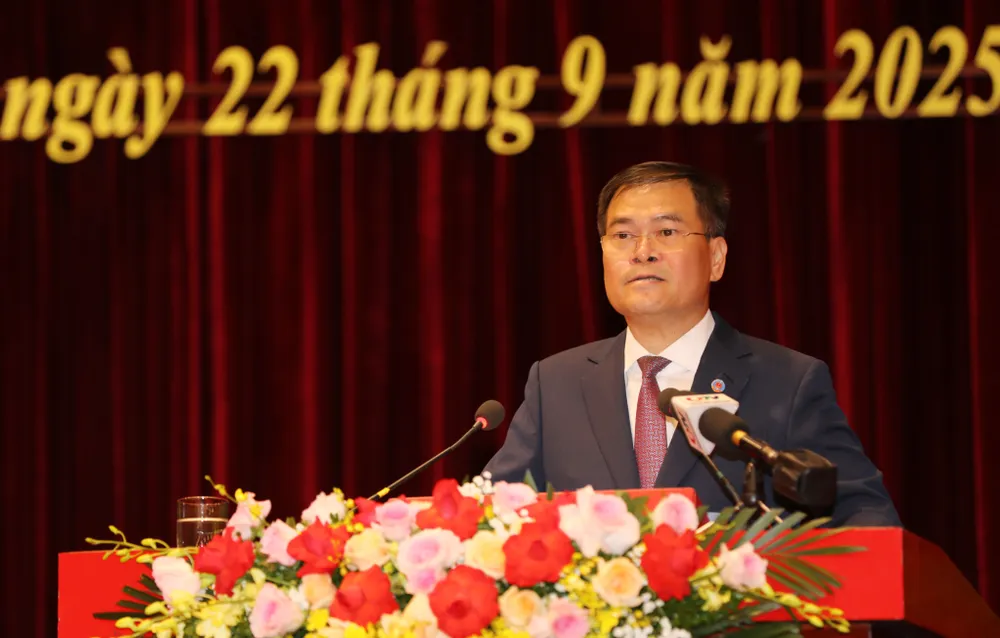 Tân Chủ tịch UBND tỉnh Quảng Ninh Bùi Văn Khắng phát biểu nhận nhiệm vụ. Ảnh: QMG Tân Chủ tịch UBND tỉnh Quảng Ninh Bùi Văn Khắng phát biểu nhận nhiệm vụ. Ảnh: QMG