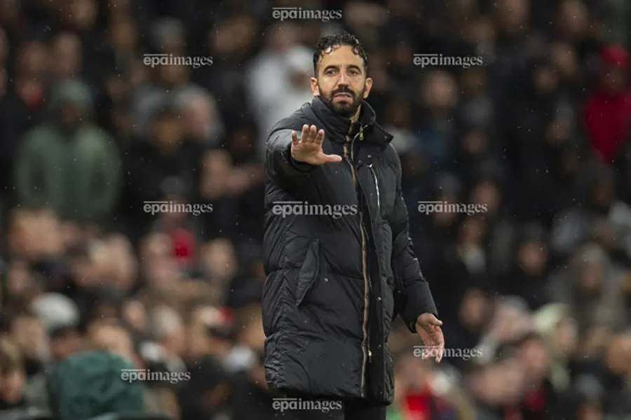 Amorim bị chỉ trích vì suýt khiến MU phải trả giá khi thường thay đổi hàng hậu vệ trong các trận đấu. ẢNH: EPA Amorim bị chỉ trích vì suýt khiến MU phải trả giá,MU,AMORIM