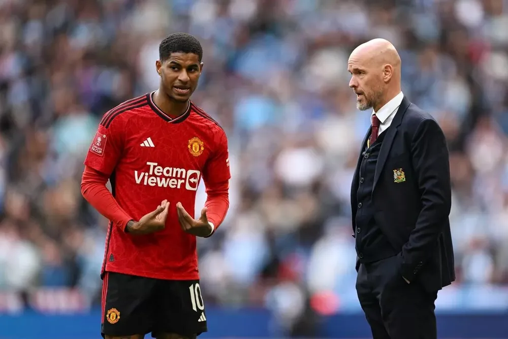 Rashford từng bị HLV Ten Hag loại khỏi đội hình chính của MU vì lý do tương tự. ẢNH: THE FA mu-ten-hag.jpg