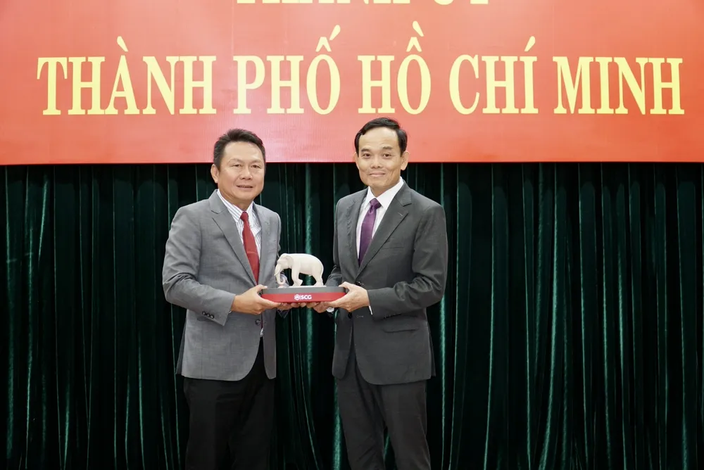 Ông Sakchai Patiparnpreechavud, Tổng Giám đốc điều hành, Chủ tịch Công ty SCG Hoá dầu, trao quà lưu niệm cho Bí thư Thành uỷ TP.HCM Trần Lưu Quang. Ảnh: BẢO PHƯƠNG nang-luong-xanh-3.JPG