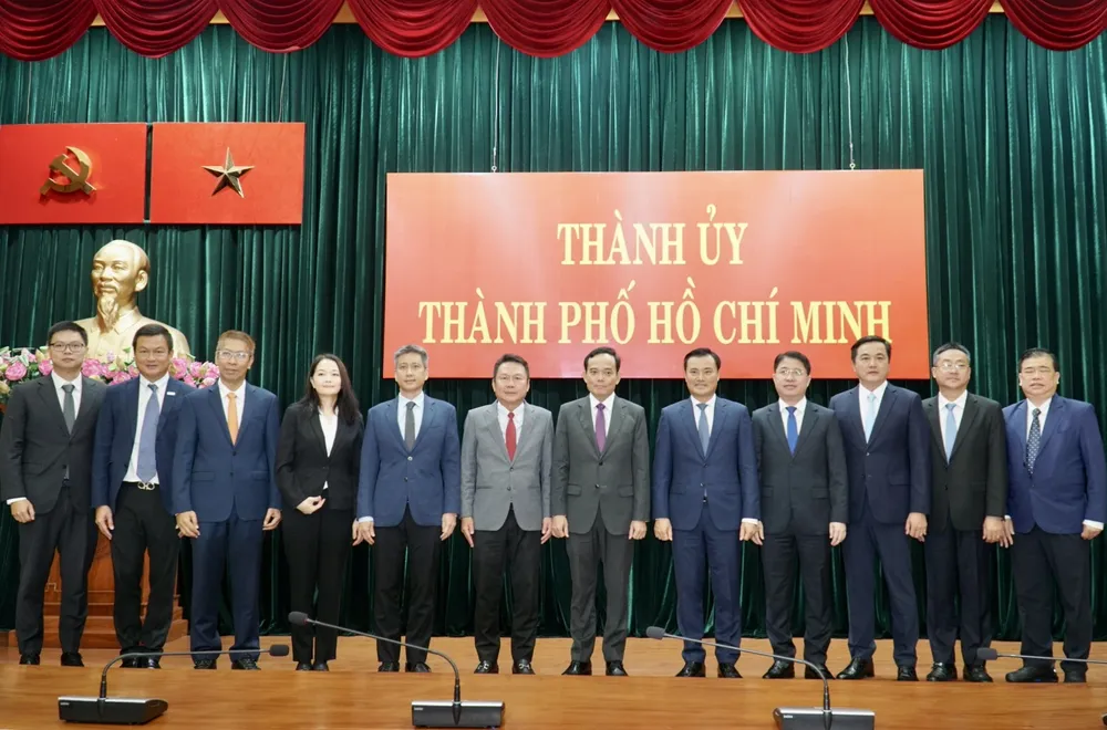 Lãnh đạo TP.HCM chụp hình lưu niệm cùng đại diện SCG Việt Nam. Ảnh: BẢO PHƯƠNG nang-luong-xanh-1.JPG