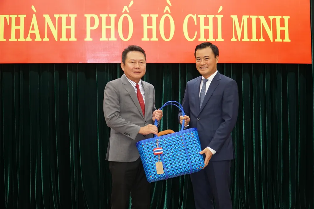 Ông Sakchai Patiparnpreechavud, Tổng Giám đốc điều hành, Chủ tịch Công ty SCG Hoá dầu, trao quà lưu niệm của SCG cho Phó Chủ tịch UBND TP.HCM Bùi Xuân Cường. Ảnh: BẢO PHƯƠNG nang-luong-xanh-2.JPG