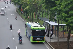 Làm gì để TP.HCM có 100% xe buýt điện, năng lượng xanh?