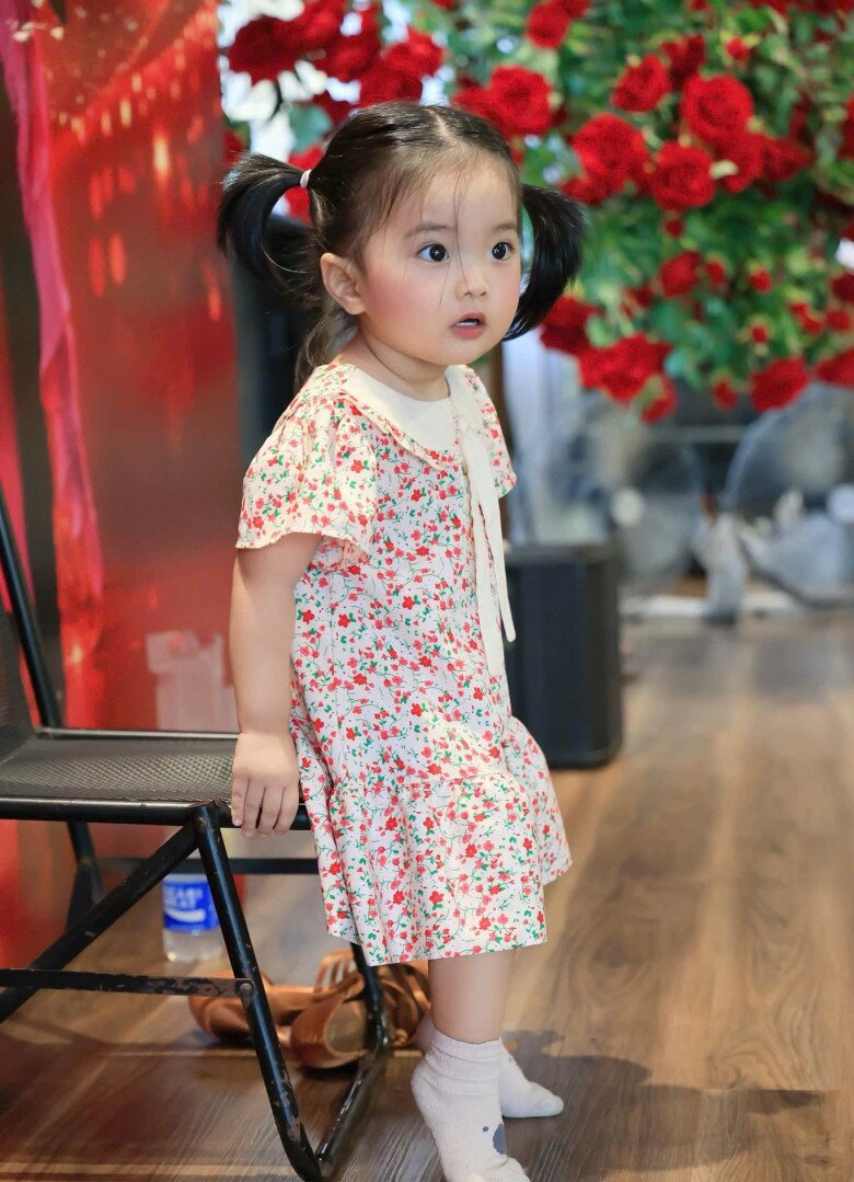 Sao Việt 24h: Khánh Thi - Phan Hiển khoe 3 "cục kim cương" pha trộn nét đẹp của bố lẫn mẹ, công chúa út "đẹp nhất nhà" 5 Lisa mỗi lần xuất hiện đều khiến dân mạng lụi tim vì xinh xắn như búp bê.