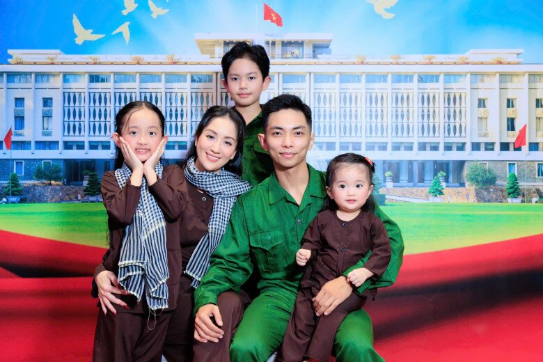 Sao Việt 24h: Khánh Thi - Phan Hiển khoe 3 "cục kim cương" pha trộn nét đẹp của bố lẫn mẹ, công chúa út "đẹp nhất nhà" 6 Gia đình Khánh Thi - Phan Hiển khiến nhiều người ngưỡng mộ.