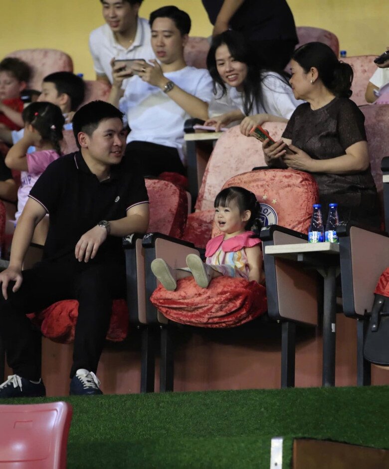 Sao Việt 24h: Khánh Thi - Phan Hiển khoe 3 "cục kim cương" pha trộn nét đẹp của bố lẫn mẹ, công chúa út "đẹp nhất nhà" 9 Sao Việt 24h: Khánh Thi - Phan Hiển khoe 3 amp;#34;cục kim cươngamp;#34; pha trộn nét đẹp của bố lẫn mẹ, công chúa út amp;#34;đẹp nhất nhàamp;#34; - 8