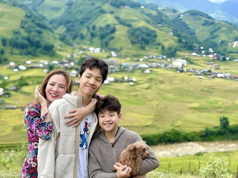 Sao Việt 24h: Khánh Thi - Phan Hiển khoe 3 "cục kim cương" pha trộn nét đẹp của bố lẫn mẹ, công chúa út "đẹp nhất nhà" 13 Sao Việt 24h: Khánh Thi - Phan Hiển khoe 3 amp;#34;cục kim cươngamp;#34; pha trộn nét đẹp của bố lẫn mẹ, công chúa út amp;#34;đẹp nhất nhàamp;#34; - 12