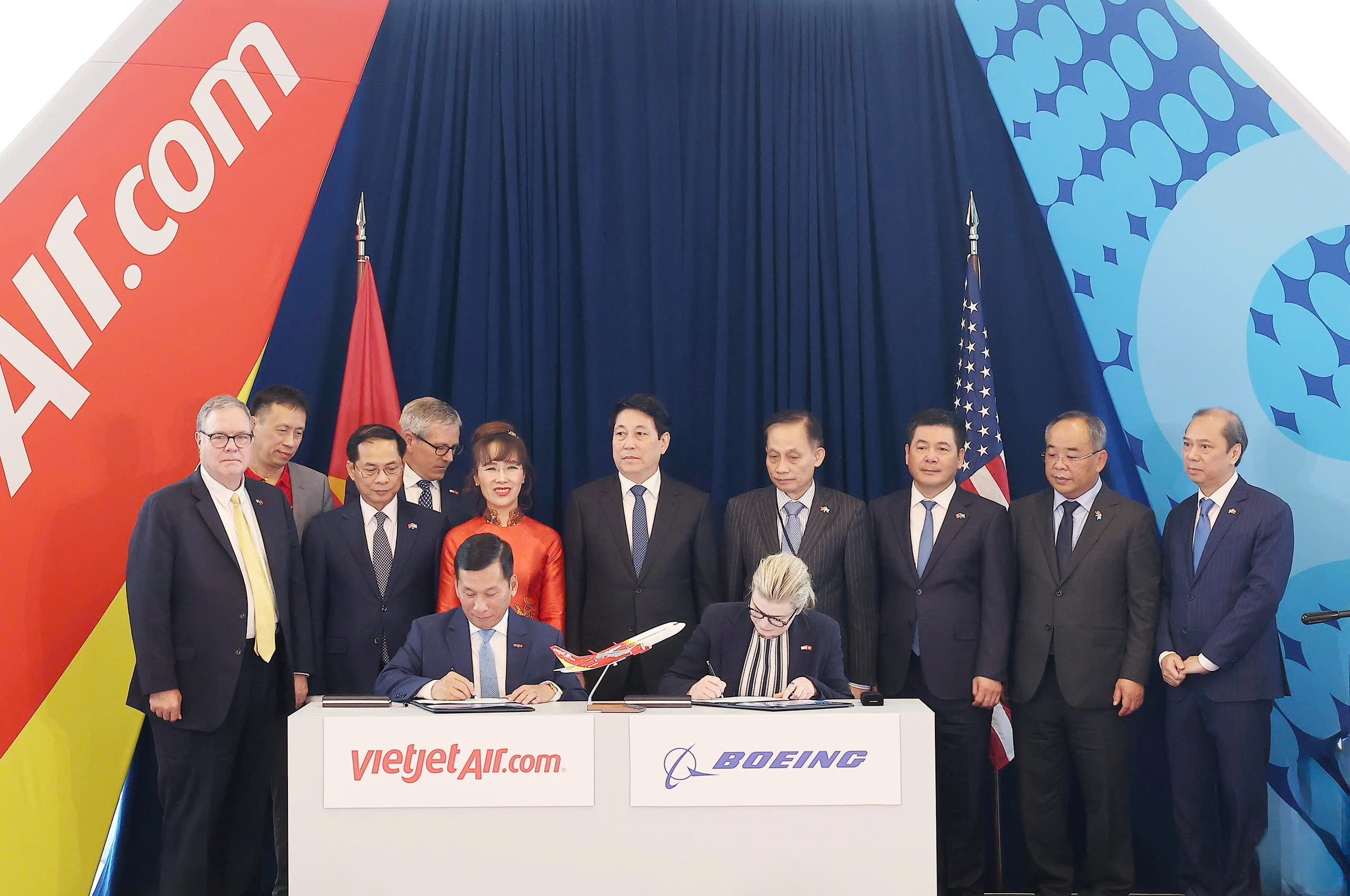 Chủ tịch nước chứng kiến Vietjet nhận bàn giao máy bay Boeing đầu tiên trong đơn hàng 200 chiếc- Ảnh 10. Chủ tịch nước chứng kiến Vietjet nhận bàn giao máy bay Boeing đầu tiên trong đơn hàng 200 chiếc - Ảnh 5.