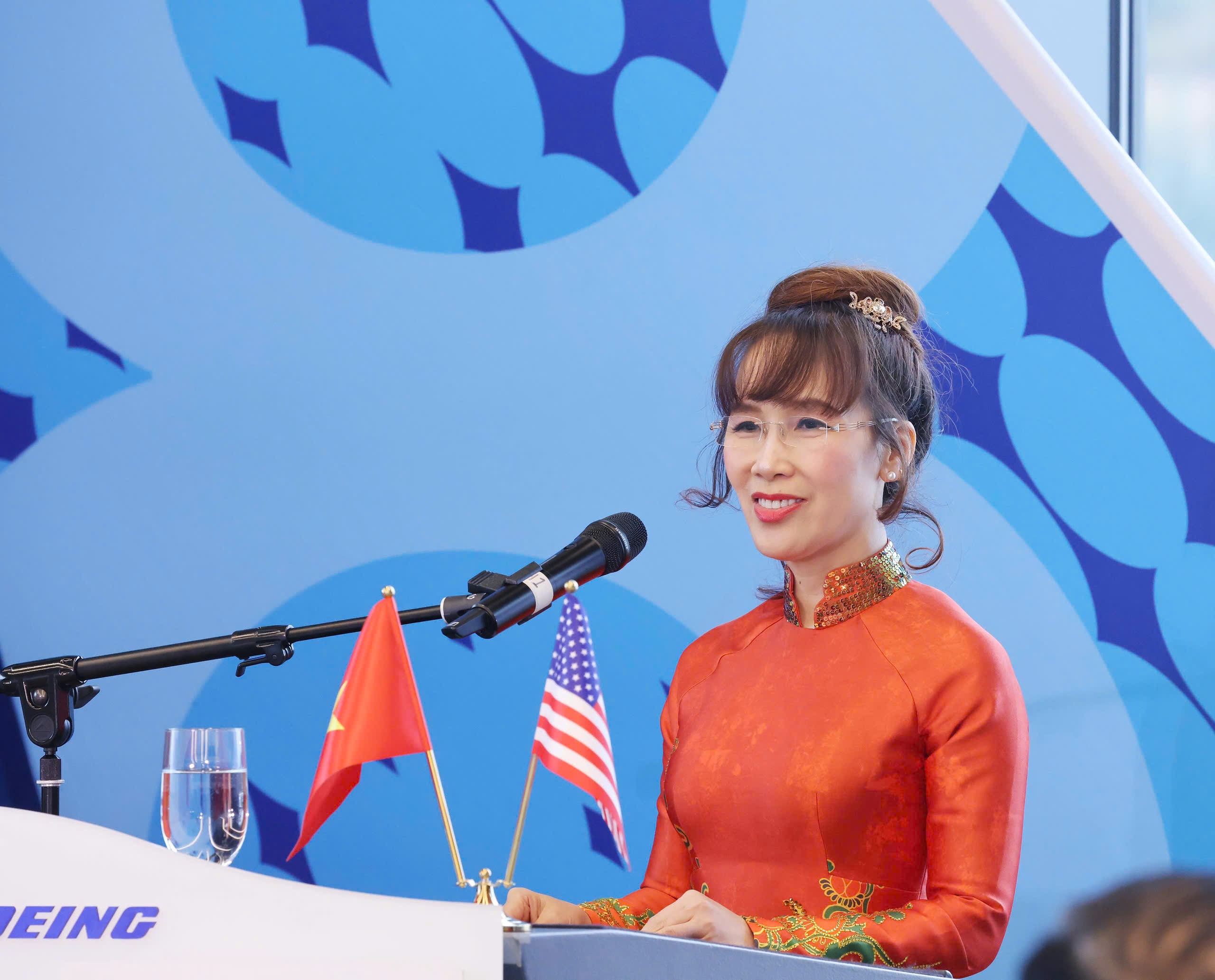 Chủ tịch nước chứng kiến Vietjet nhận bàn giao máy bay Boeing đầu tiên trong đơn hàng 200 chiếc- Ảnh 12. Chủ tịch nước chứng kiến Vietjet nhận bàn giao máy bay Boeing đầu tiên trong đơn hàng 200 chiếc - Ảnh 7.