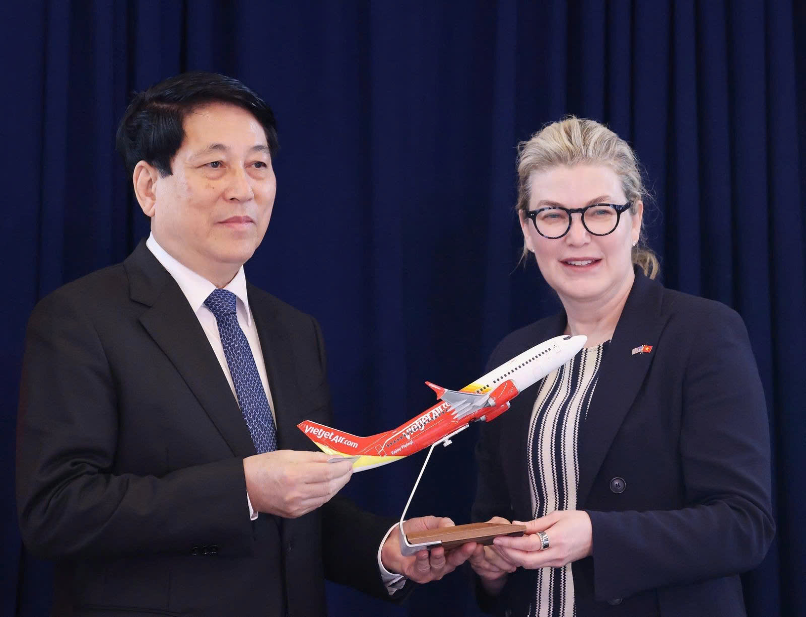 Chủ tịch nước Lương Cường dự lễ bàn giao máy bay Boeing đầu tiên cho Vietjet 1 Chủ tịch nước chứng kiến Vietjet nhận bàn giao máy bay Boeing đầu tiên trong đơn hàng 200 chiếc - Ảnh 8.
