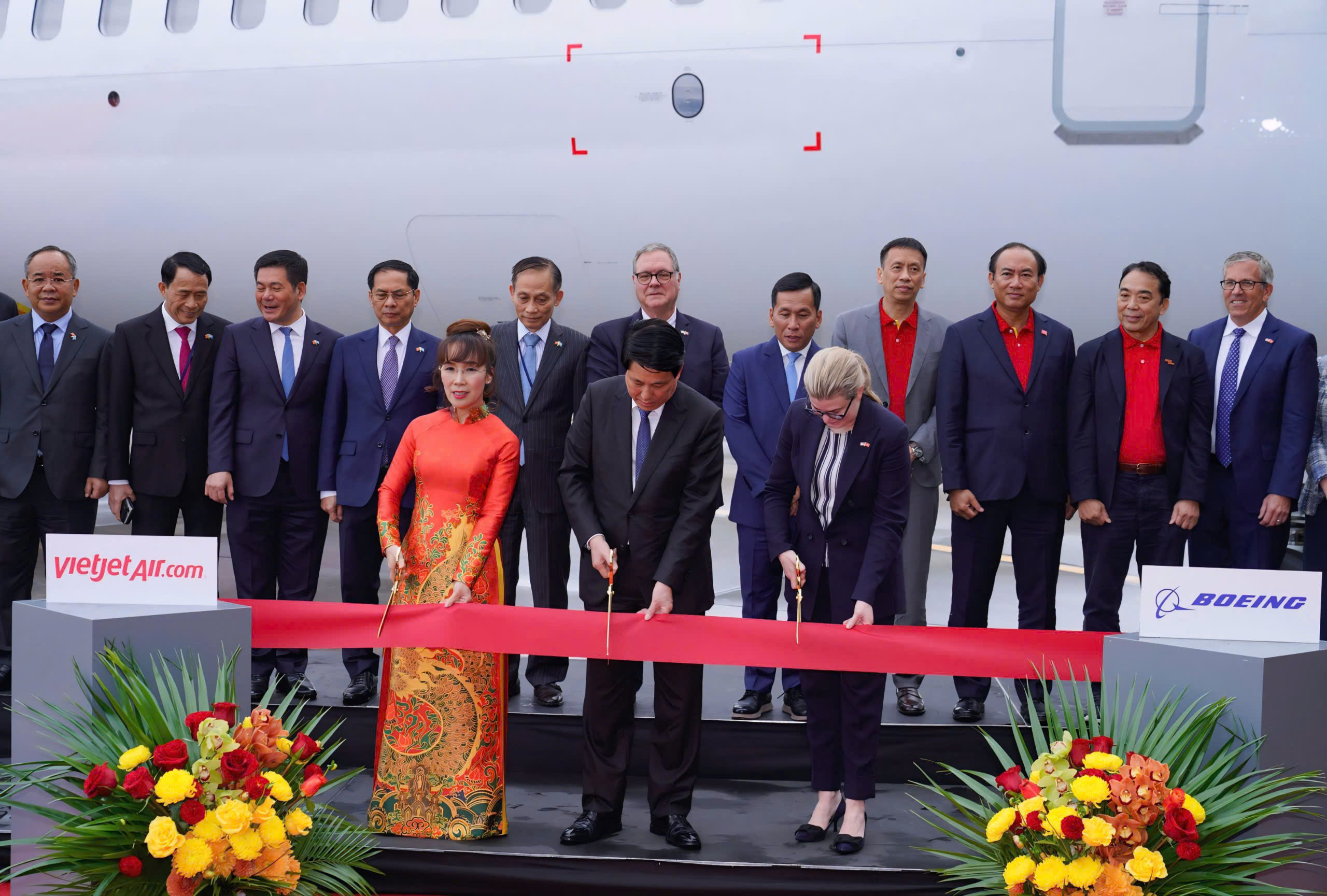 Chủ tịch nước chứng kiến Vietjet nhận bàn giao máy bay Boeing đầu tiên trong đơn hàng 200 chiếc- Ảnh 14. Chủ tịch nước chứng kiến Vietjet nhận bàn giao máy bay Boeing đầu tiên trong đơn hàng 200 chiếc - Ảnh 9.